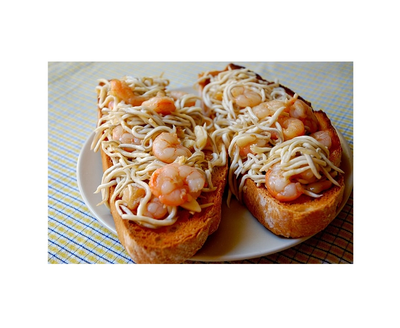 TOSTA GULAS CON GAMBAS AJILLO